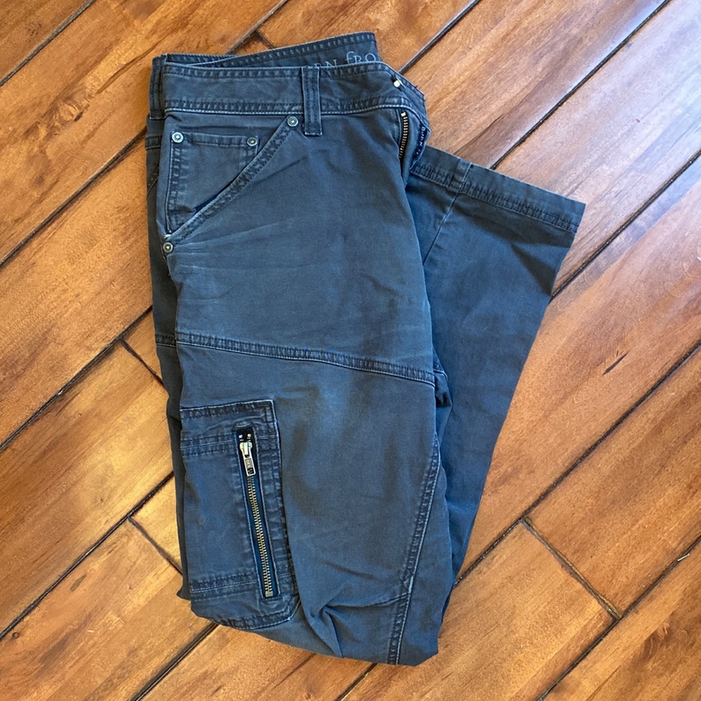 Prana mens dark gray 98% organic cotton pants. Zipper side pocket. 32x32